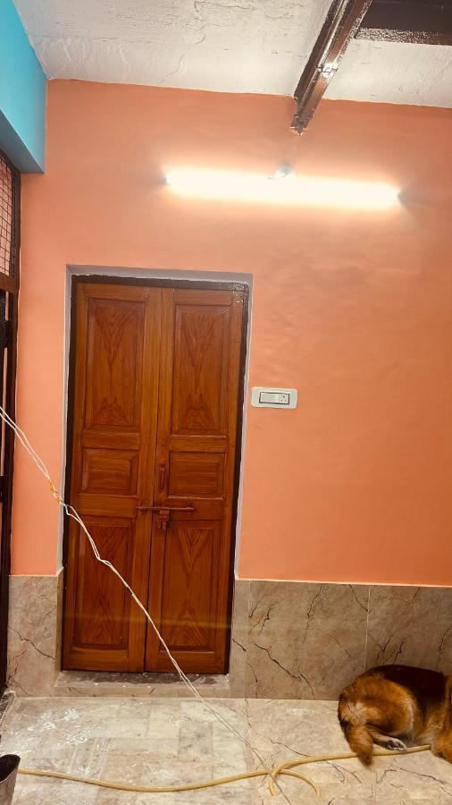 Tandon Lodge On The Ganga Ghat Homestay Варанаси Экстерьер фото