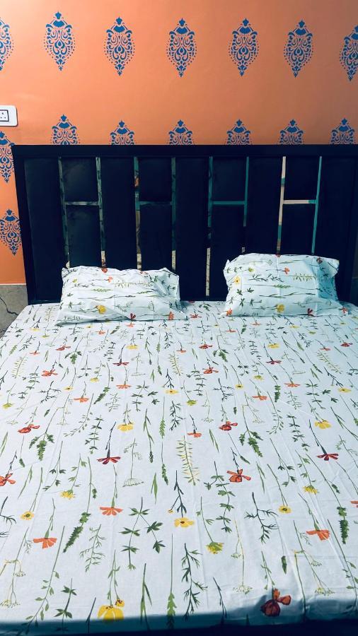 Tandon Lodge On The Ganga Ghat Homestay Варанаси Экстерьер фото