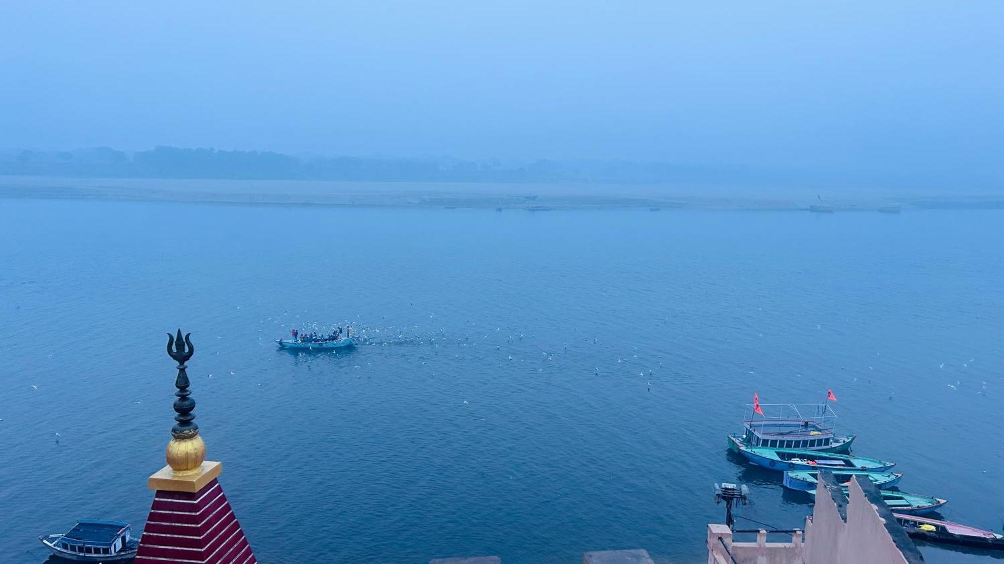 Tandon Lodge On The Ganga Ghat Homestay Варанаси Экстерьер фото